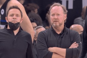 包含风云突变密尔沃基雄鹿集结日回应争议，NBA常规赛版图或变，话题不断，临场指挥获称赞的词条