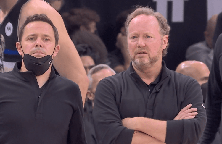 包含风云突变密尔沃基雄鹿集结日回应争议，NBA常规赛版图或变，话题不断，临场指挥获称赞的词条